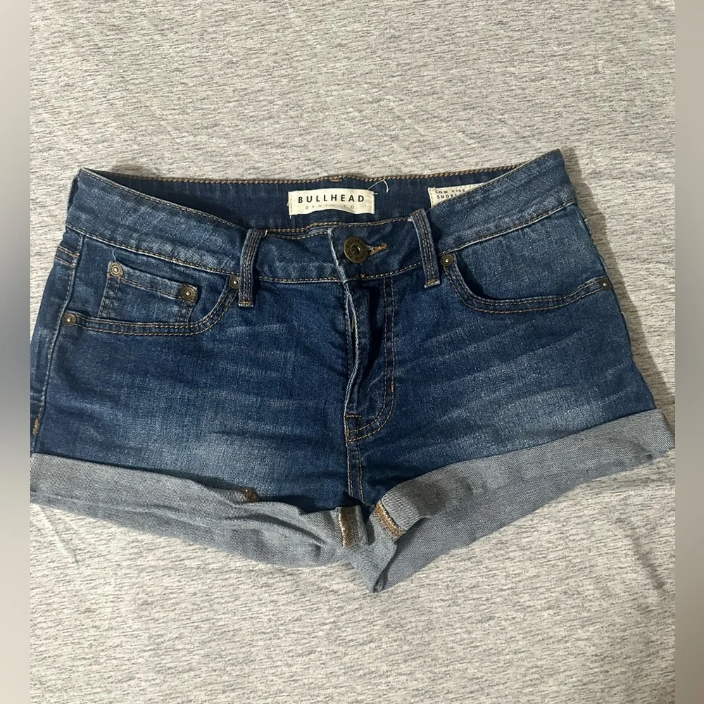 Bullhead Denim Co. Low Rise Cuffed Denim Shorts Size 5